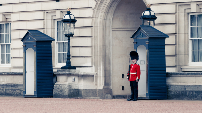 Căldură insuportabilă în Londră! Gărzile Reginei au mărșăluit cu un pahar cu apă, către un camarad aflat la datorie în fața Palatului Buckingham / Foto: Unsplash