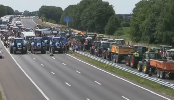 Proteste masive în Olanda: „Întreaga țară să fie paralizată!”