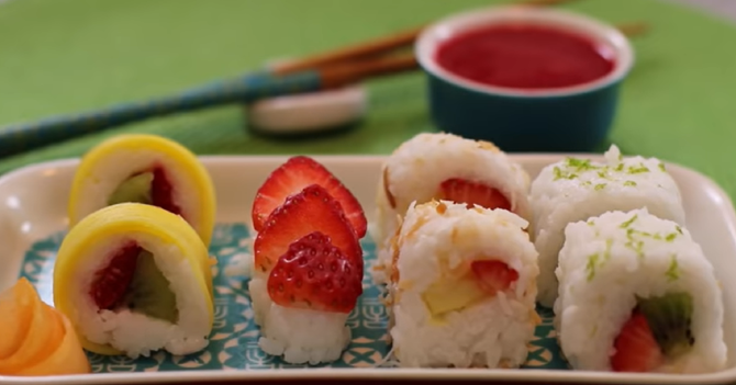 Sushi cu fructe proaspete de sezon. Un desert răcoros și rapid de pregătit / Foto: Captură video youtube