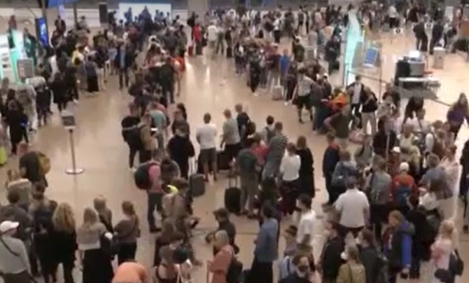 Vacanțele și călătoriile de afaceri a mii de oameni, puse în pericol: Zboruri anulate, pasagerii așteaptă ore în șir în aeroport