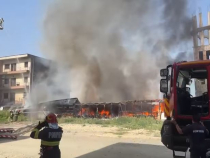 Biserică, cuprinsă de flăcări la Constanța - 11 apartamente din blocul învecinat, distruse de foc. Sursa -  captura foto