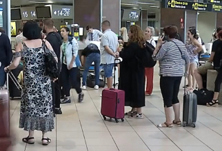 Haosul din aeroport îi face pe români să plece în vacanţă cu maşina: „Dacă mă trezeam că anula zborul pierdeam vacanţa”