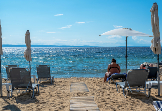 Notă de plată uluitoare pe o plajă din Grecia. Cât a plătit un român pentru câteva ore de distracție? Doar bacșișul a fost 2500 de lei - FOTO