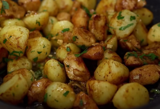 Rețetă de cartofi fripți în stilul lui Jamie Oliver. N-ai mâncat ceva mai bun!
