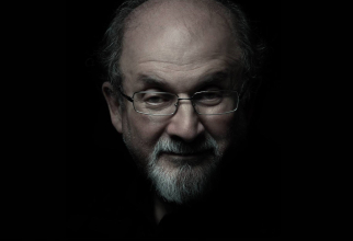 Salman Rushdie, autorul cărţii ''Versetele satanice'' a fost conectat la un ventilator după ce a fost înjunghiat la o conferinţă în statul New York / Foto: Facebook