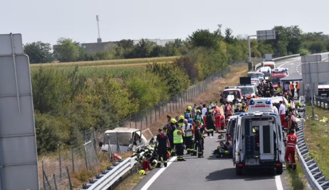 Austria. O camionetă s-a răsturnat în timp ce încerca să scape de urmărirea poliţiei: Mai mulți migranți și-au pierdut viața. FOTO: captură heute.at