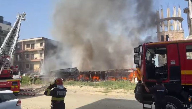 Biserică, cuprinsă de flăcări la Constanța - 11 apartamente din blocul învecinat, distruse de foc. Sursa -  captura foto