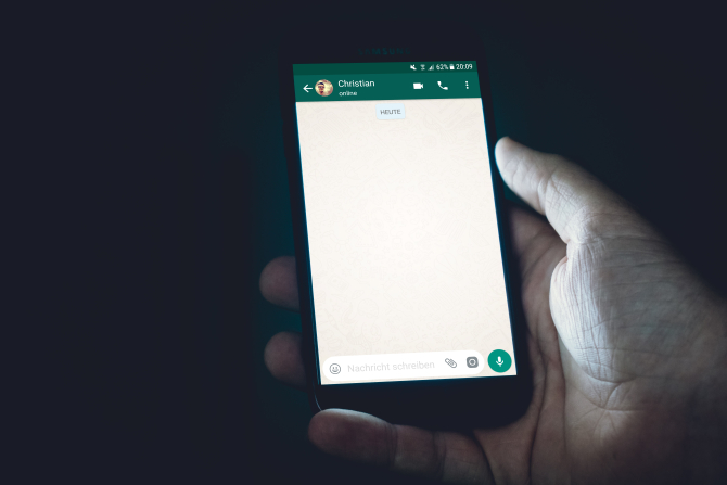 Nu vrei ca fostul tău iubit să vadă că ești online? WhatsApp lansează o nouă opțiune, care îți permite să selectezi cine poate vedea activitatea ta / Foto: Unsplash
