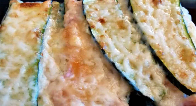 Dovlecel la cuptor cu șuncă și brânză. Aur de cină la cuptor, fără ore în bucătărie. Te lingi pe degete! FOTO: captură video YouTube @RecetasGratis.net