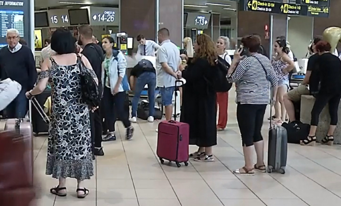 Haosul din aeroport îi face pe români să plece în vacanţă cu maşina: „Dacă mă trezeam că anula zborul pierdeam vacanţa”