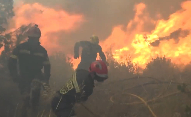 Incendii de amploare în Spania. Un tren, față în față cu flăcările: Pasageri răniți după ce au fugit speriați din vagoane - VIDEO