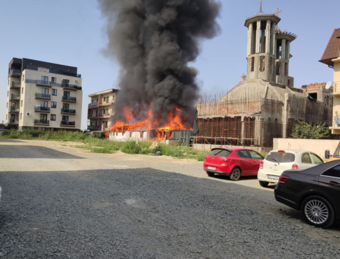Incendiu violent la o biserică din Constanța. Intervin zeci de pompieri. Sursa foto: ct100.ro