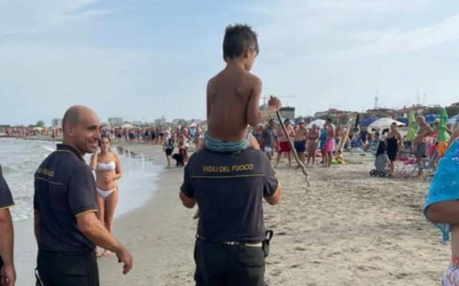Italia. O familie de români a trecut prin spaima vieții lor, după ce copilul de numai cinci ani a dispărut pe plajă. FOTO: captură ilrestodelcarlino.it 
