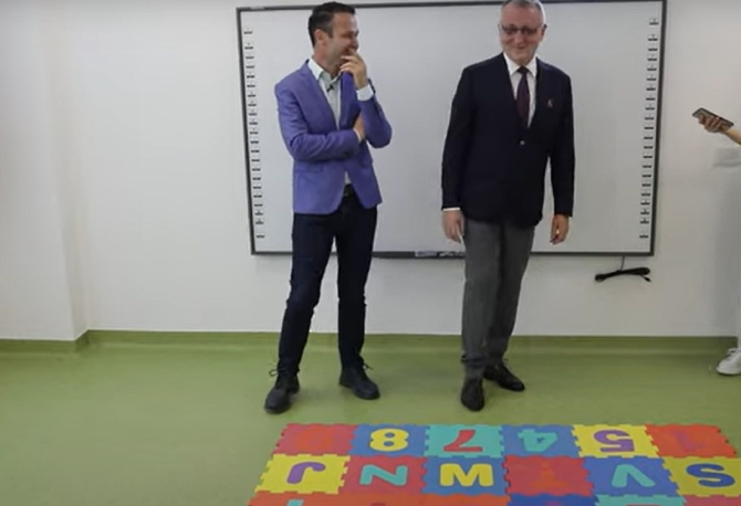 Mesajul „Puie Monta”, la o grădiniță din București. Cîmpeanu și Negoiță, amuzați: „Un Lego foarte inspirat!” - VIDEO
