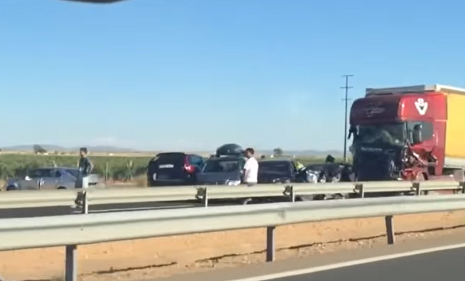 „Nu sunt vinovat!”. Șofer român de TIR, acuzat de un accident cu două camioane și 18 mașini, în Spania. Doi oameni și-au pierdut viața, alți 30 au fost răniți