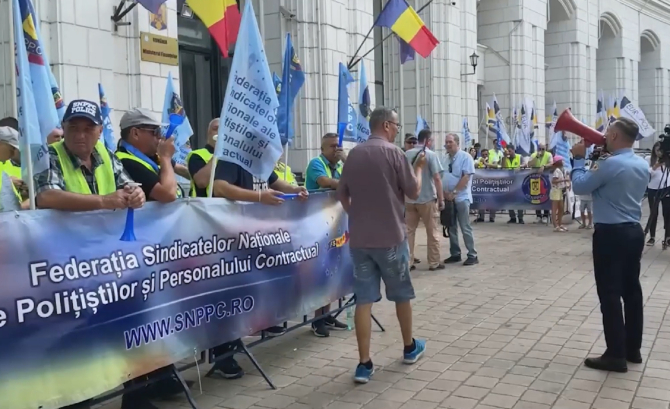 Polițiștii români protestează: Își strigă nemulţumirea la uşa Guvernului