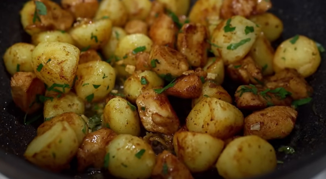 Rețetă de cartofi fripți în stilul lui Jamie Oliver. N-ai mâncat ceva mai bun!