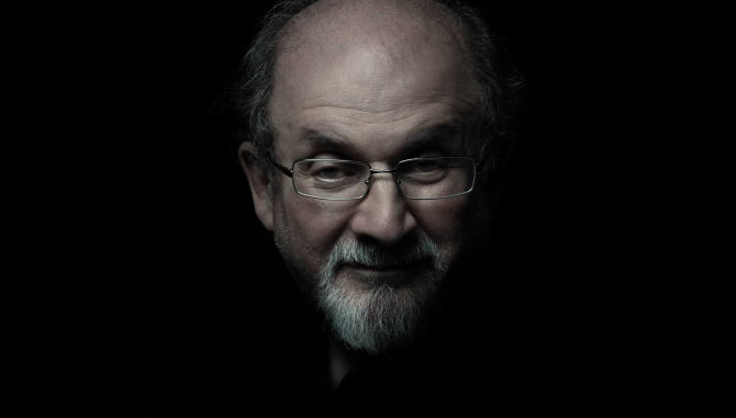 Salman Rushdie, autorul cărţii ''Versetele satanice'' a fost conectat la un ventilator după ce a fost înjunghiat la o conferinţă în statul New York / Foto: Facebook
