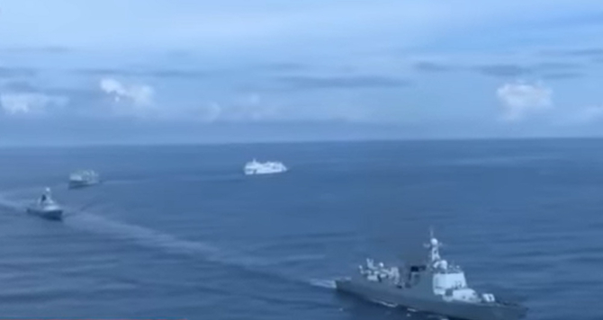 Tensiune în strâmtoarea Taiwan, în așteptarea lui Pelosi. China a ridicat avioane de luptă, SUA au trimis patru nave de război