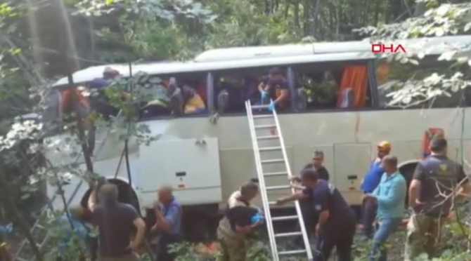 Autocar cu pasageri, prabusit într-o prăpastie, în Turcia - 3 persoane au murit, iar alte 37 sunt rănite. Sursa: captura_video  haberler.com