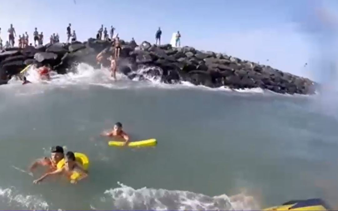 Un român s-a înecat în stațiunea Neptun. Alți doi turiști, scoși din valuri de salvamari. Sursa foto: captura video