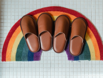 Dă o viață nouă papucilor de casă: Curăță, igienizează și parfumează încălțămintea de interior cu o soluție din doar trei ingrediente