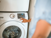 Pune glicerină în mașina de spălat: Un truc inteligent care te ajută în multe situații. Te scapă chiar și de molii!