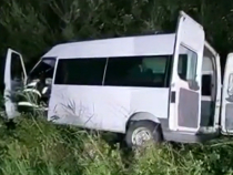 Șase copii români au ajuns la spital, după ce microbuzul în care se aflau s-a răsturnat în șant