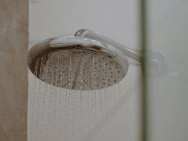Scăpă de calcarul de pe duș, cadă și robinete în 5 minute și cu un efort minim. Ai nevoie de câteva produse din cămară. Sursa - Pexels