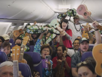 O companie aeriană a oferit ukulele și lecții de muzică fiecărui pasager pe un zbor de șase ore de la Los Angeles la Hawaii / Foto: Captură video youtube
