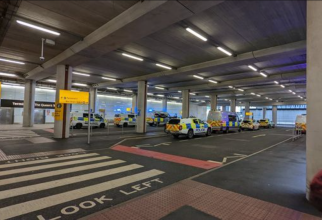 Mașini de poliție lângă Aeroportul Heathrow (sursa foto: mirror.co.uk)