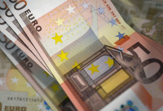 PMI: Zona euro ar putea intra în recesiune din cauza creșterii prețurilor care afectează cererea