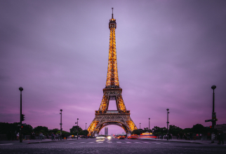 Turnul Eiffel nu va mai fi iluminat din cauza crizei de energie. Emblema Parisului va stinge luminile cu o oră mai devreme / Foto: Unsplash