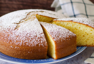 Dacă ai iaurt grecesc în casă, trebuie să faci această prăjitură. E pufoasă, aromată și e gata în 10 minute