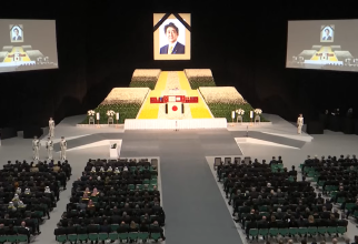 Japonia l-a omagiat pe fostul premier ucis Shinzo Abe cu flori și 19 salve de tunuri la funeralii de stat / Foto: Captură video youtube