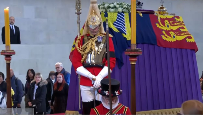 Britanicii au ținut un minut de reculegere în memoria reginei Elisabeta a II-a 