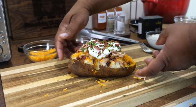 Cartofi la cuptor cu umplutură de pui și brânză cheddar - o delicatesă rapid de pregătit! / Foto: Captură video youtube