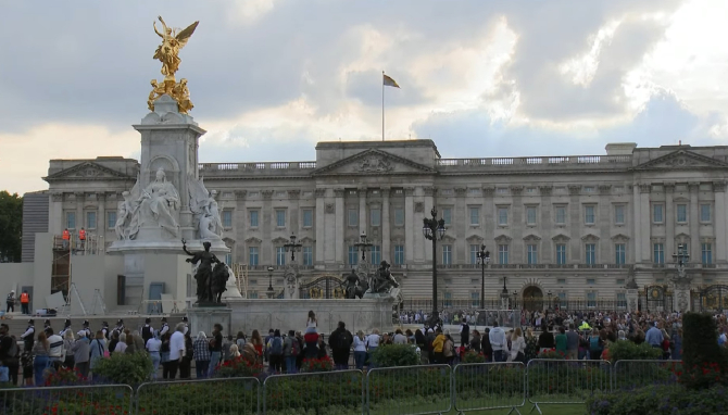 Ce spun românii, care formează a doua cea mai numeroasă minoritate din Regatul Unit, despre Regina Elisabeta: „Să sperăm că va fi la fel de bine”