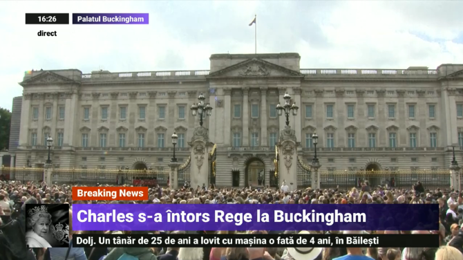 Regele Charles salută mulțimea la sosirea sa la Palatul Buckingham, la o zi după decesul Reginei / Foto: Captură video youtube