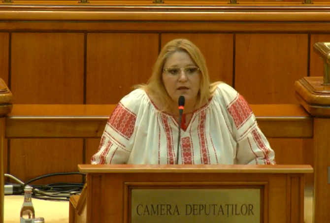 Diana Șoșoacă, discurs delirant în Parlament: „Din ce în ce mai mulți români vor ieșirea din UE. Eu cer Ro-Exit!” 