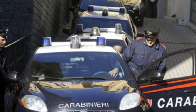 Un român și doi complici străini au jefuit un trecător cu un topor în Italia. Doi dintre ei au fost arestați