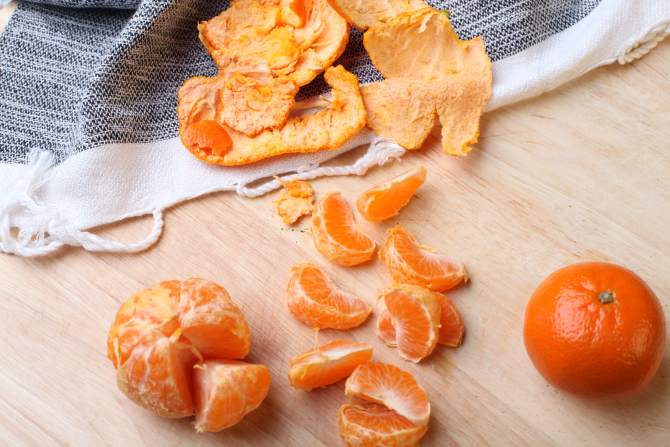 Nu mai arunca de acum cojile de portocale! Iată nouă trucuri la care le poți folosi în viața de zi cu zi / Foto: Unsplash