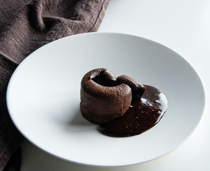 Moelleux au chocolat - o prăjitură pufoasă la exterior și moale, plină de ciocolată în interior / Foto: Unsplash