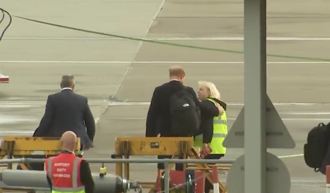 Moment emoţionant pe aeroport după moartea Reginei Elisabeta: Prinţul Harry, consolat de un membru al personalului