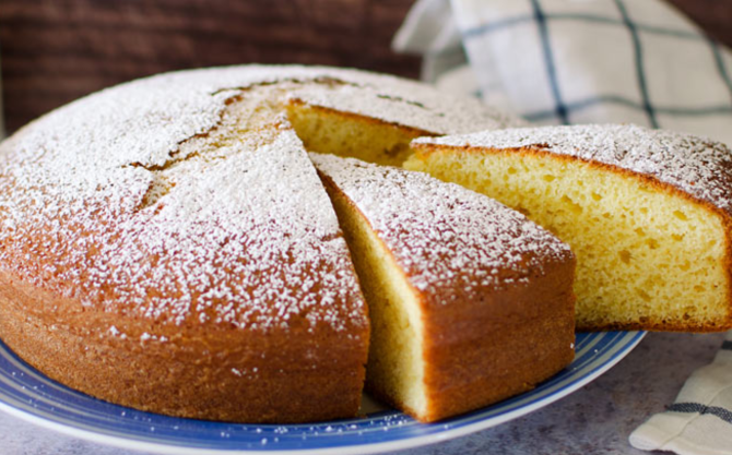 Dacă ai iaurt grecesc în casă, trebuie să faci această prăjitură. E pufoasă, aromată și e gata în 10 minute