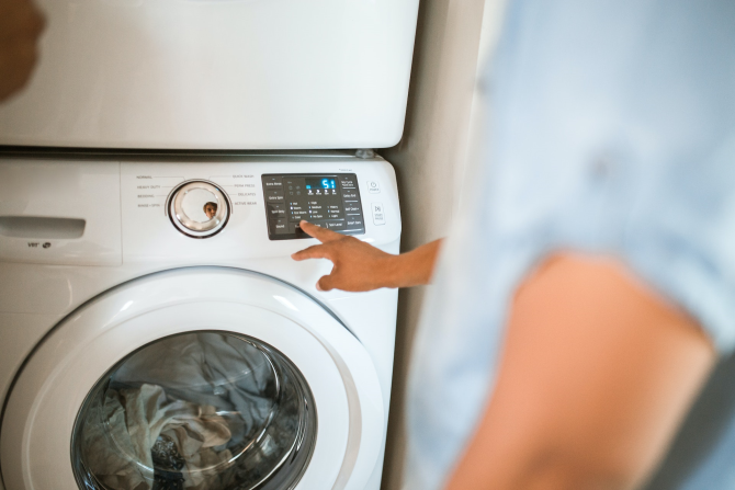 Pune glicerină în mașina de spălat: Un truc inteligent care te ajută în multe situații. Te scapă chiar și de molii!