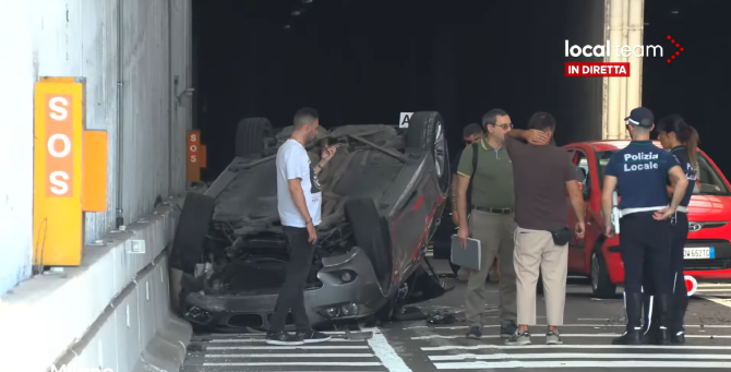 Urmărire ca în filme în Milano: patru fugari români se răstoarnă cu mașina în tunel în timp ce fugeau de carabinieri - VIDEO / Foto: Captură video youtube