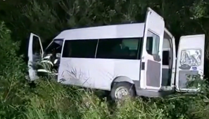 Șase copii români au ajuns la spital, după ce microbuzul în care se aflau s-a răsturnat în șant