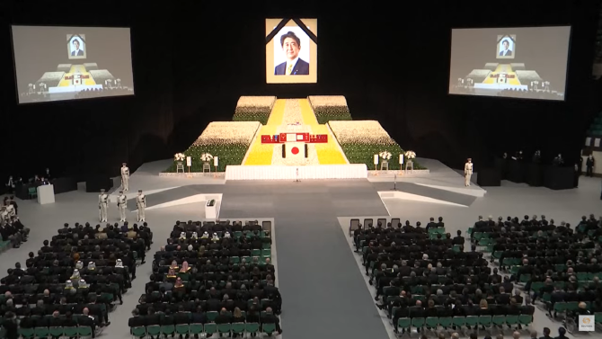 Japonia l-a omagiat pe fostul premier ucis Shinzo Abe cu flori și 19 salve de tunuri la funeralii de stat / Foto: Captură video youtube