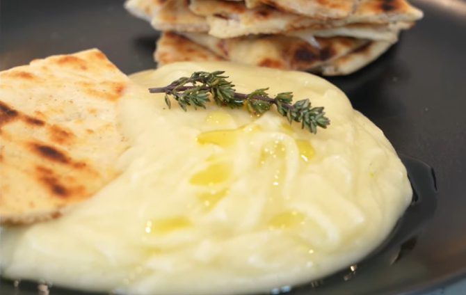 Skordalia, o delicioasă cremă tartinabilă grecească din usturoi și cartofi. Rețeta foarte rapidă a unui aperitiv exotic și ușor de preparat. FOTO: captură video YouTube @Nikki's Modern Mediterranean